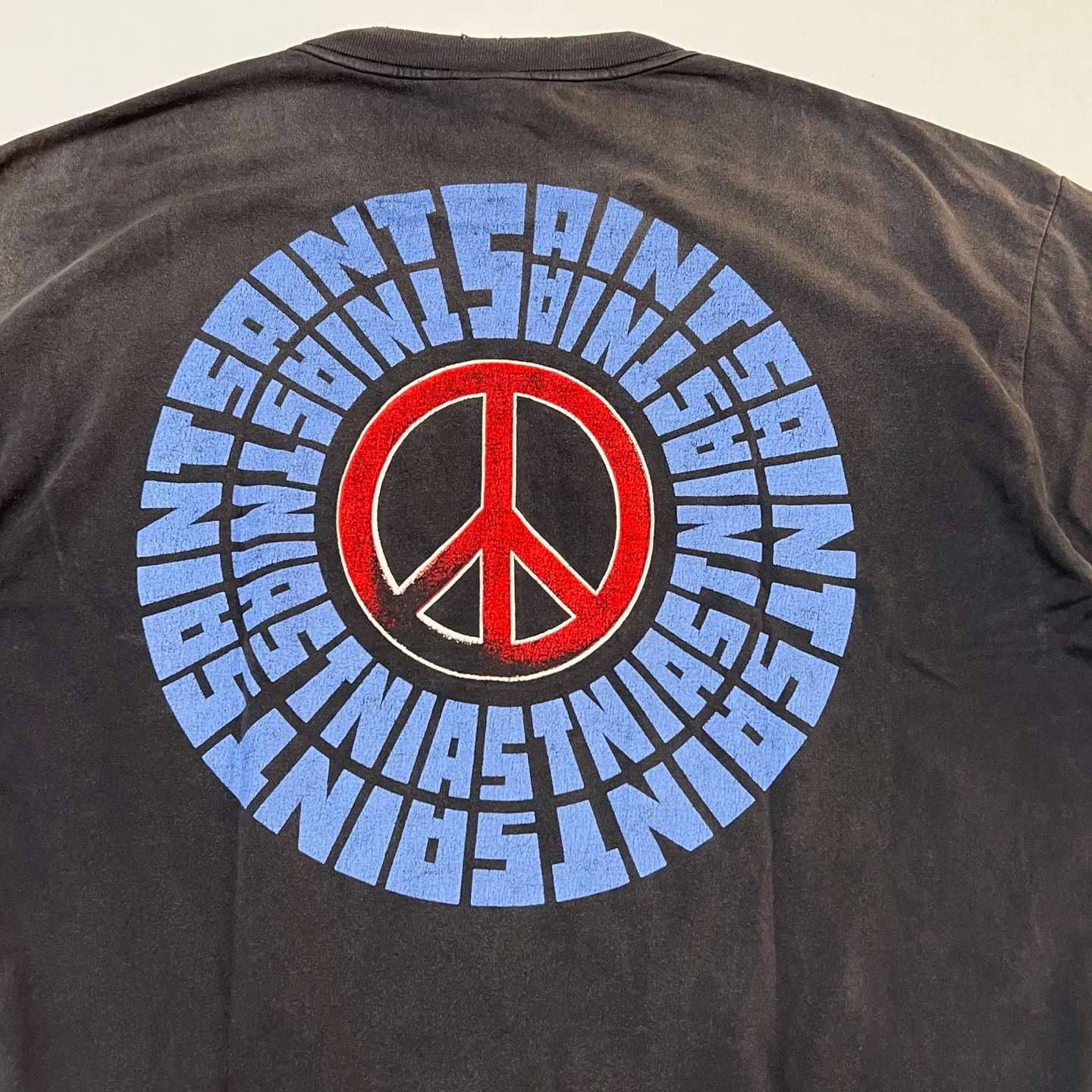 SAINT Mxxxxxx IDEOLOGICAL SS TEE/BLK Peace and anti-war crack pattern tee, washed black S-XL, look for the cylindrical fabric without side seams, the open width is almost meaningless Asut ready-made garments dyed, the whole piece is sprayed with horse-hair spray, and then sprayed again to fade, the collar and cuffs are frayed, many places are broken, oversized printing position, genuine level restoration, complete accessories, with little angel anti-counterfeiting label